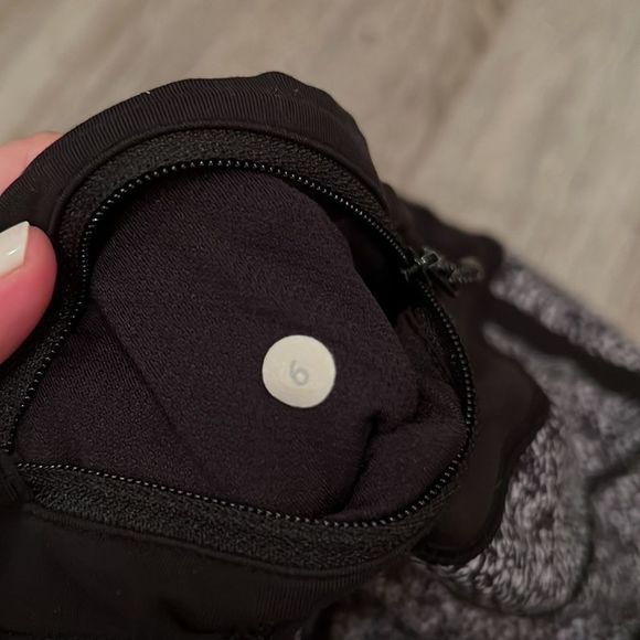 Lululemon 7/8 leggings - black/white with pink insert. Size 6 - Picture 3 of 3